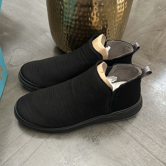 Bzees Tempo Women's Slip-on Sneaker Boots (WIDE) - Picture 9 of 11